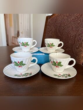 Set of 4 Vintage SCIO Japan Holly Christmas Swirl Scalloped Cup & Saucer Sets #2
